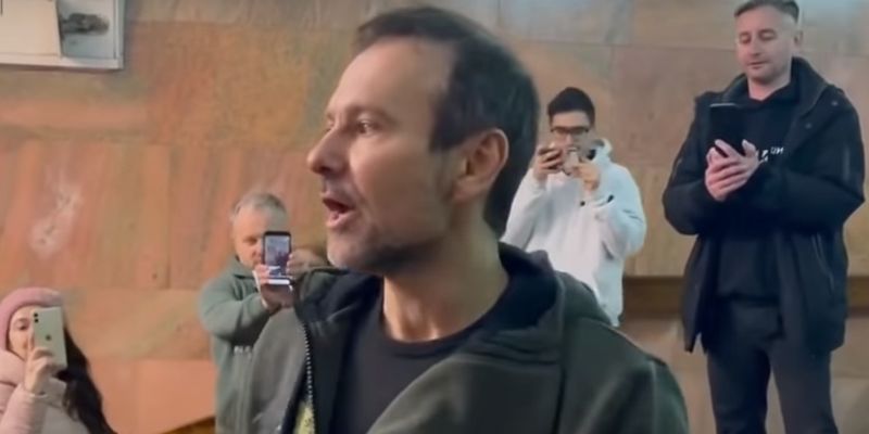 Вакарчук спел для людей в харьковском метро и анонсировал концерт на "Металисте"