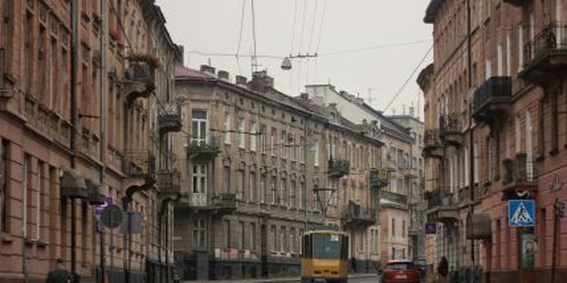 Во Львове пара на улице занялась оральным сексом: их сняли на видео