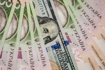 В Украине перед выходными заметно подешевел доллар