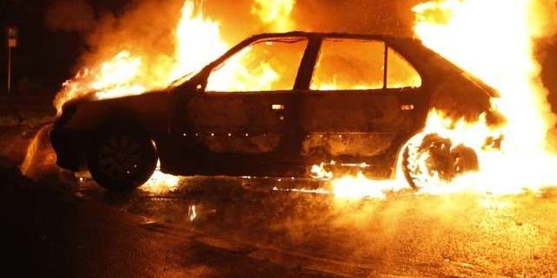 Протест против действий власти: владелец "евробляхи" сжег свой автомобиль и снял все на видео