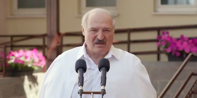 "Поступили гадко": Лукашенко заявил, что Беларусь не будет принимать самолеты из Украины