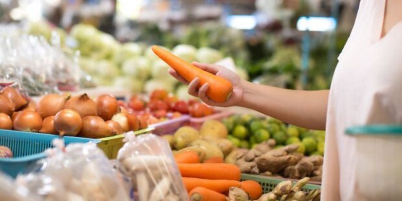 В Україні падають ціни на один з популярних овочів: чому дешевшає найкращий "вітамін" для очей
