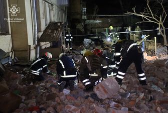 ГСЧС публикует последствия удара по жилому дому в Харькове
