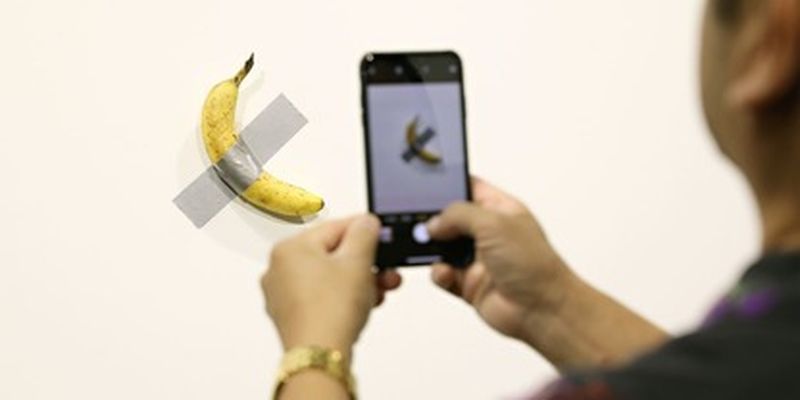 История с приклеенным к стене бананом получила продолжение - он переехал в крупнейший музей современного искусства/Музей Гуггенхайма получил право на демонстрацию банана с изолентой