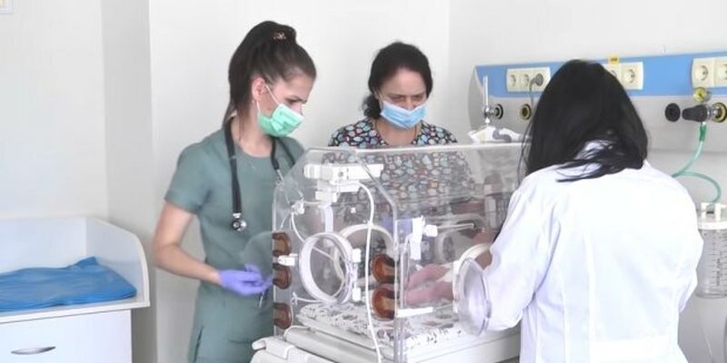 Новорожденную девочку нашли в супермаркете: днепровские врачи спасают жизнь малышке