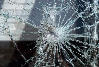 Видеофакт: в Кропивницком пара разбила лобовое стекло автобуса, когда кондуктор попросил надеть маски