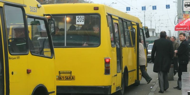 В Киеве женщина на ходу выпала из маршрутки, а потом та переехала обе ноги