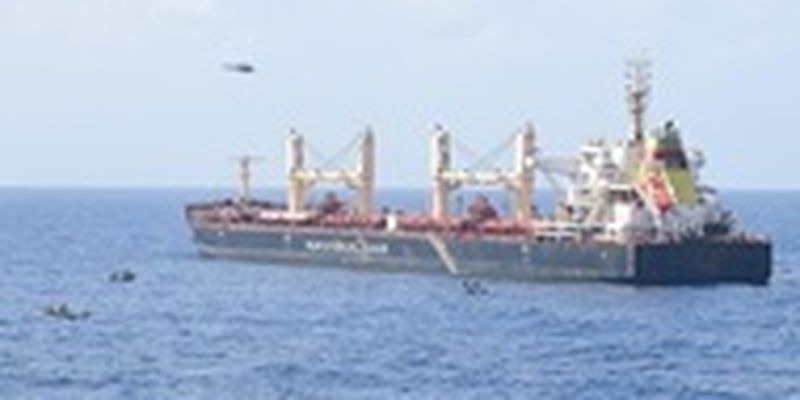 ВМС Индии отбили сухогруз у пиратов