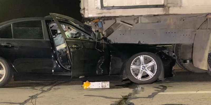 «Водитель чудом выжил»: на Оболони в Киеве BMW на скорости влетел под фуру