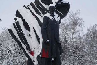 В Тернополе облили краской памятник Степану Бандере