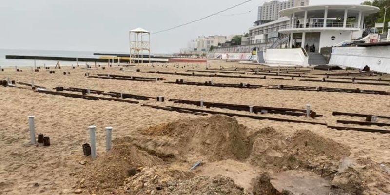 В Одессе активисты снесли металлоконструкции для настила на пляже «Аркадия»