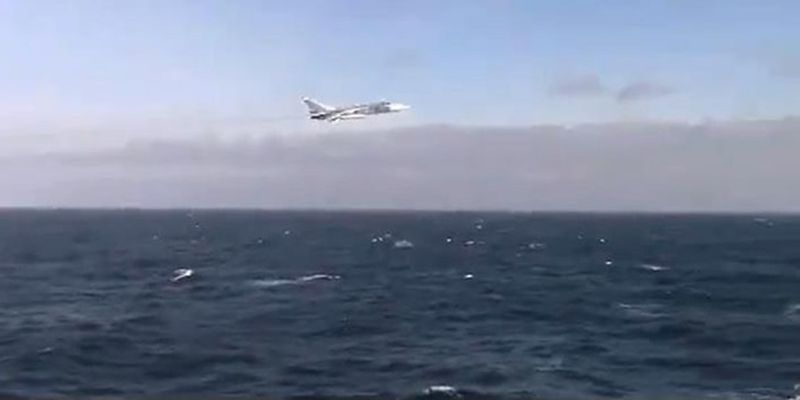 Российский Су-24 пролетел рядом с эсминцем США