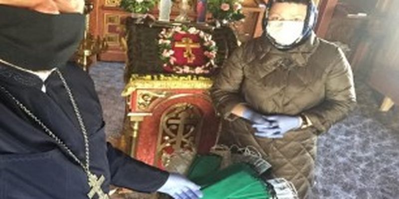 В Луцке верующие УПЦ пошили защитные маски для пожилых прихожан