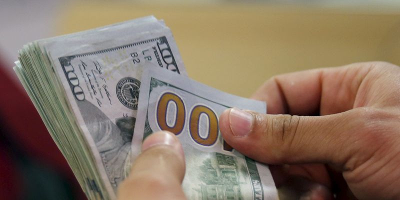 В Украине начал дорожать доллар