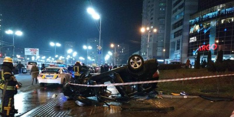 У станции метро «Левобережная» в Киеве с моста на тротуар рухнул автомобиль