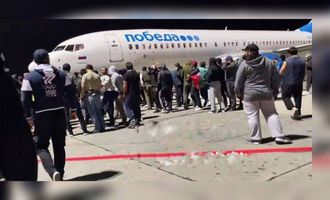 В Дагестане жители штурмуют аэропорт из-за рейса с "беженцами из Израиля": детали
