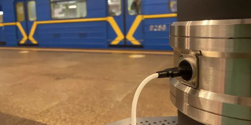 У Києві на 19 станціях метро облаштували точки, де можна підзарядити гаджети