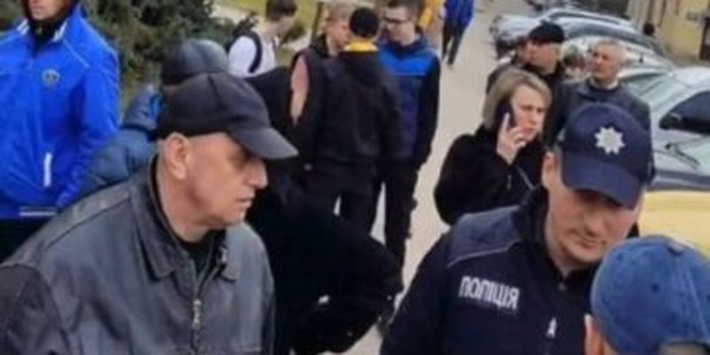 Трагедия произошла с мужчиной после визита в ТЦК в Тернопольской области: люди вышли на протест