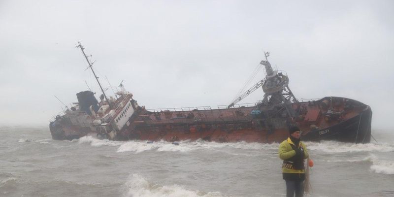 В Одесі госпіталізовано двох моряків з аварійного танкера "Делфі"
