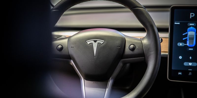 Автопилот электромобиля Tesla врезался в полицейскую машину