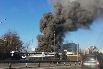 На околиці Києва масштабна пожежа: горить склад