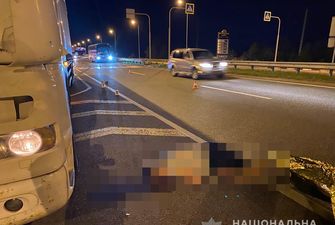 "Вискочив з автобусу": На трасі Київ–Чоп фура збила на смерть чоловіка