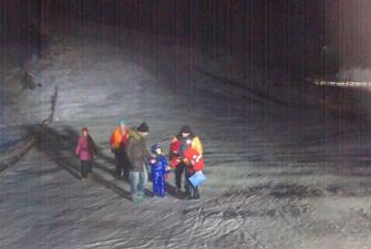 На канатной дороге в Карпатах застряли туристы с детьми: фото и видео спасательной операции
