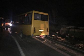 На трасі "Одеса-Миколаїв" вантажівка зіткнулась з маршруткою: пасажирів довелося евакуювати