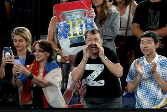 В Австралии на матч серба и россиянина пришли "Z-фанаты" с флагами РФ и фото Путина
