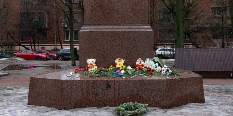 В России появляются стихийные мемориалы в память о жертвах ракетного удара в Днепре