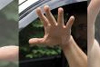 О чем предупреждает жест водителя с растопыренными пальцами