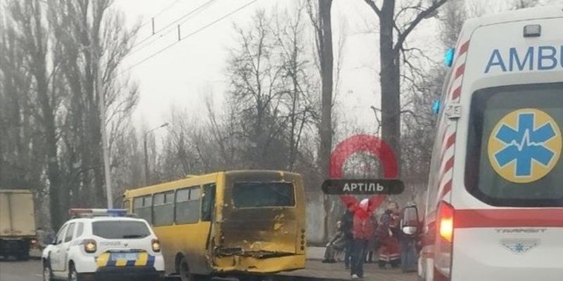 В Киеве фура врезалась в маршрутку: видео с места ДТП