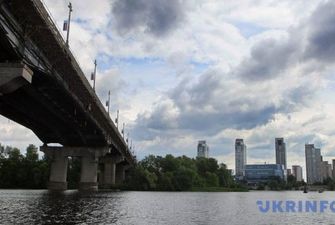 Под мостом Патона в Киеве прорвало трубу