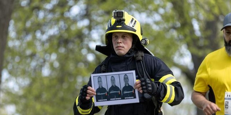 Полтавский спасатель пробежал 21 км, держа портреты погибших коллег из Харькова. Щемящие фото
