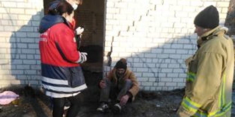 В Херсоне бездомный рухнул в 6-метровую яму