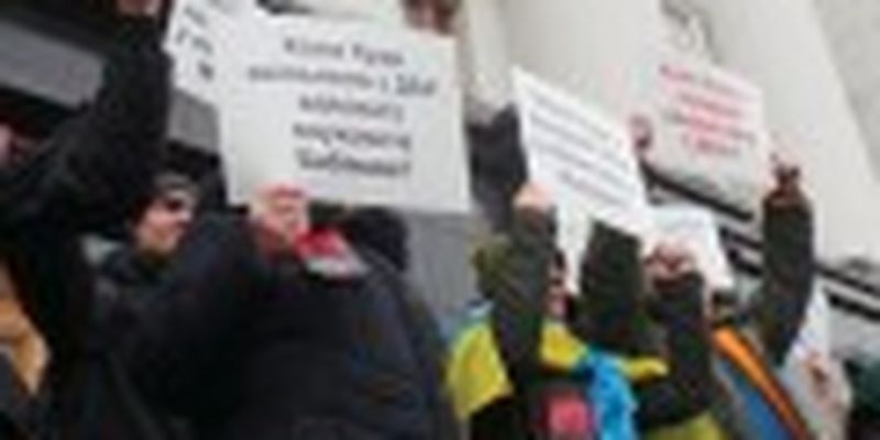 Родственники погибших на Майдане пикетируют Офис Президента