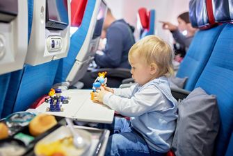 Авіапасажирам розповіли, яких місць варто уникати, щоб не сидіти поруч з дітьми