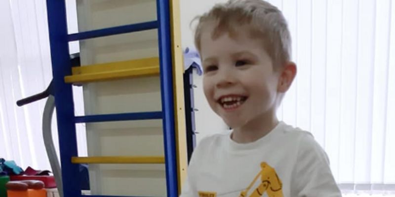"Ангел борется за детство": украинцев просят спасти ребенка со страшным диагнозом