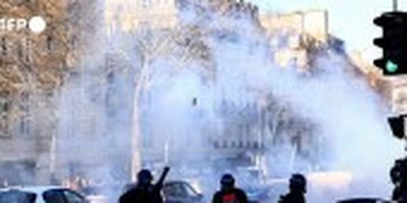 Сльозогінний газ та штрафи: в Парижі поліція розганяє мітингувальників