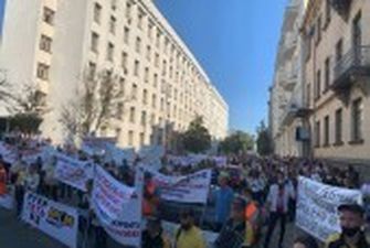Двохтисячна акція протесту під Кабміном і ОП: співробітники БРСМ звинуватили ДФС у змові і незаконному блокуванні бізнесу