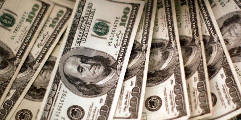 Обмінники вивісили курс долара на сьогодні: скільки зараз коштує валюта