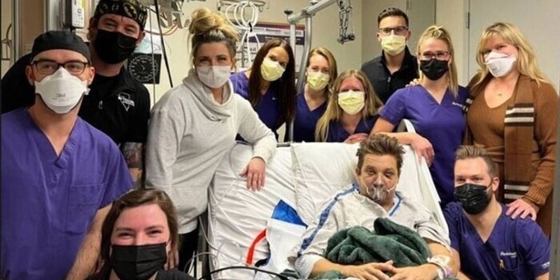 Джеремі Реннер, якого переїхав снігоприбирач, відсвяткував день народження в лікарні