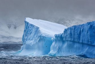 Айсберг размером в два Киева откололся от ледника
