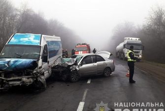 В жутком ДТП в Хмельницкой области погибли два человека, еще 11 попали в больницу