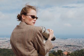 Around Her: стильные образы для отдыха в Барселоне
