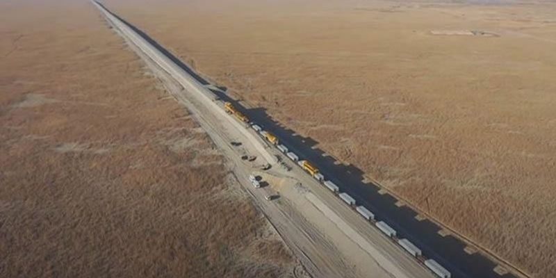 В Китае показали стройку железной дороги в пустыне