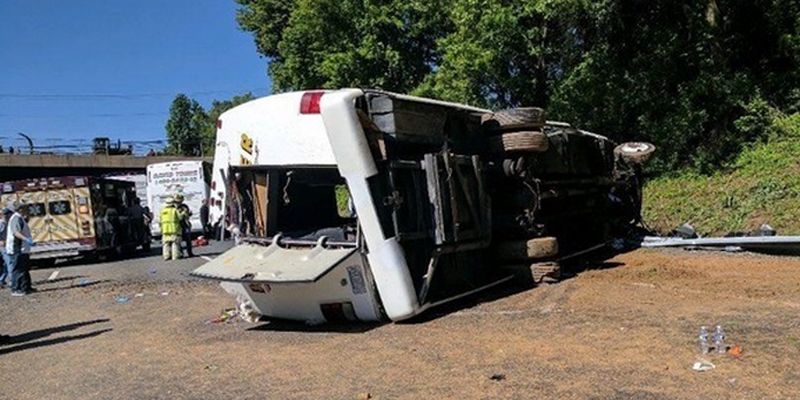 У США розбився туристичний автобус, є загиблі