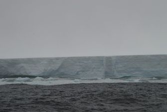 Рожденный пропастью. Ученые показали гигантский айсберг, отколовшийся от шельфового ледника Антарктиды