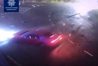 У Львові п'яна 18-річна дівчина на Honda Accord влетіла і знесла електроопору: відео