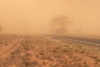 В Австралии выпал дождь из грязи: машины и реки поменяли цвет